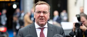 Boris Pistorius (SPD), Verteidigungsminister, gibt vor Beginn der Sicherheitskonferenz vor dem Hotel Bayerischer Hof ein Statement.
