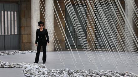 Yoko Ono 2013 in ihrer Retrospektive „Half-A-Wind Show“ zum 80. Geburtstag der Künstlerin in der Frankfurter Schirn Kunsthalle.