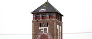 Potsdam, 17.02.2023 / Lokales / Potsdamer Brauhausberg, „Kreml“, Ehemaliger Landtag, Turm, mit Russischen Symbolen, Staatsflagge der Russischen Föderation (Foederation), „Z“-Symbole, „V“-Symbole, Symbole für (fuer) den russischen Krieg gegen die Ukraine, Foto: Ottmar Winter PNN ACHTUNG: Foto ist ausschließlich für redaktionelle Berichterstattung der PNN und des TGSP! Eine kommerzielle Nutzung, z.B. Werbung, ist ausgeschlossen. Die Weitergabe an nicht autorisierte Dritte, insbesondere eine weitergehende Vermarktung über Bilddatenbanken, ist unzulässig.