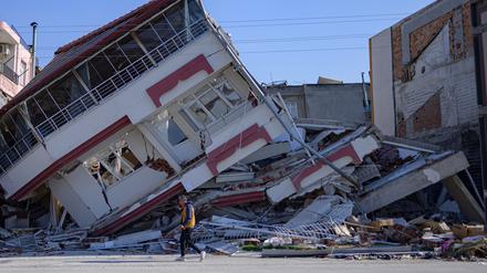 Ein Mann vor einem zerstörten Gebäude in Samandag, südlich von Hatay, am 16. Februar 2023, zehn Tage nach dem Erdbeben der Stärke 7,8 in der türkisch-syrischen Grenzregion.