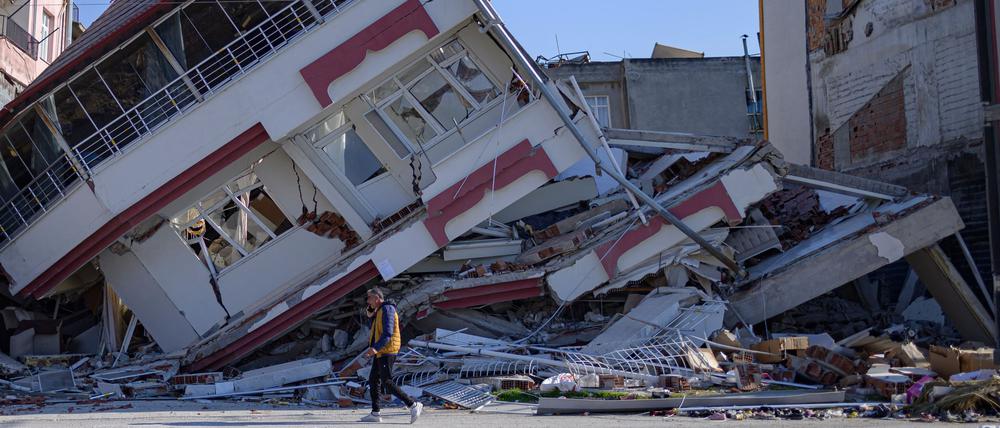 Ein Mann vor einem zerstörten Gebäude in Samandag, südlich von Hatay, am 16. Februar 2023, zehn Tage nach dem Erdbeben der Stärke 7,8 in der türkisch-syrischen Grenzregion.