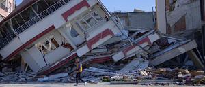 Ein Mann vor einem zerstörten Gebäude in Samandag, südlich von Hatay, am 16. Februar 2023, zehn Tage nach dem Erdbeben der Stärke 7,8 in der türkisch-syrischen Grenzregion.