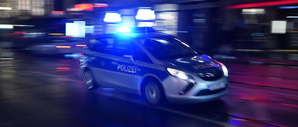 Ein Polizeiauto bei einer Einsatzfahrt mit Blaulicht (Symbolbild).