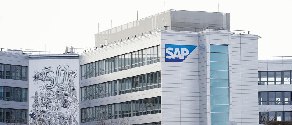 Ein Schild mit der Aufschrift „SAP“ steht auf einem Gebäude der Unternehmenszentrale.