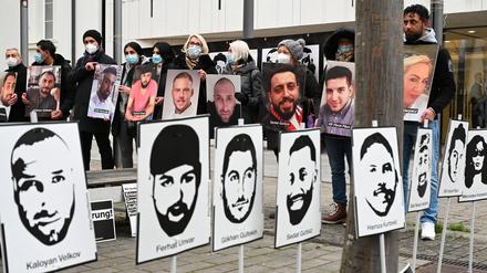 Angehörige der Opfer des rassistischen Anschlags vom 19. Februar 2020 in Hanau halten bei einer Mahnwache vor dem hessischen Landtag Fotos der Opfer. 