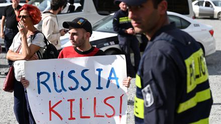 Georgische Aktivisten protestieren an der Grenze gegen russischen Masseneinwanderung.