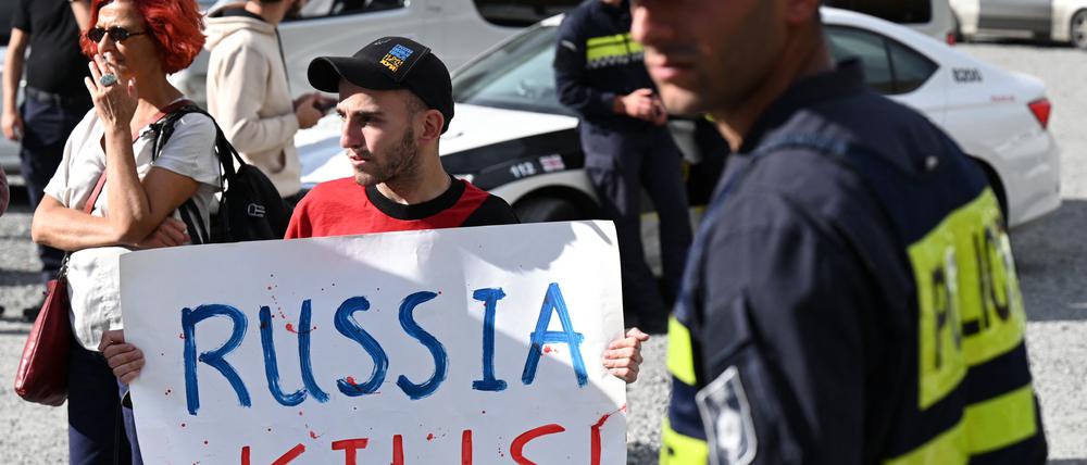 Georgische Aktivisten protestieren an der Grenze gegen russischen Masseneinwanderung.