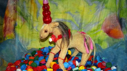 Wenn ein Pferd sich mit Glitzerbändern schmückt und eine Nuckelflasche auf dem Kopf trägt, dann ist es – na klar, eine Einhornprinzessin.