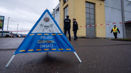 Polizisten sichern Tatort mit einer Drohne.