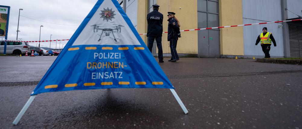 Polizisten sichern Tatort mit einer Drohne.