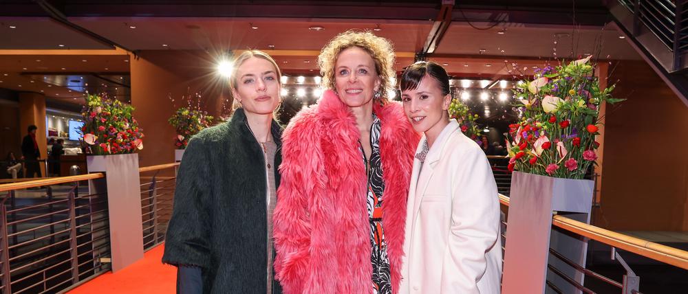 Cooles Coocktail-Styling. Paula Riemann (l-r), Katja Riemann und Aylin Tezel kommen zur Eröffnungsparty der Internationalen Filmfestspiele. 