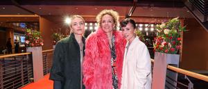 Cooles Coocktail-Styling. Paula Riemann (l-r), Katja Riemann und Aylin Tezel kommen zur Eröffnungsparty der Internationalen Filmfestspiele. 