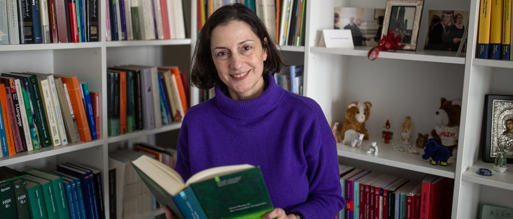 Professionelles und Persönliches versammelt die Linguistin Artemis Alexiadou in ihrem Büro im Leibniz-Zentrums Allgemeine Sprachwissenschaft.