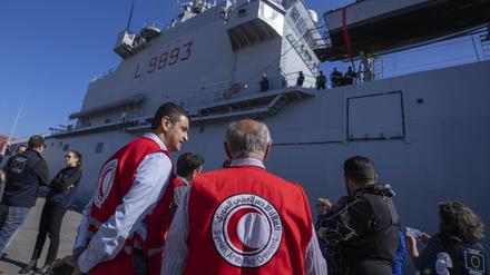 Mitglieder des Syrisch-Arabischen Roten Halbmonds beaufsichtigen das Entladen von Hilfscontainern vom italienischen Marineschiff San Marco im Beiruter Hafen. 