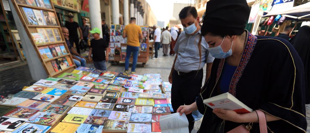 Der Platz für Buchliebhaber in Bagdad: Die historische „Mutanabbi“-Straße. Die traumatischen Erlebnisse von Krieg und die Enttäuschung über die Politik werden derzeit in Literatur verarbeitet.
