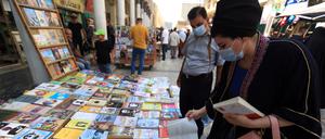Der Platz für Buchliebhaber in Bagdad: Die historische „Mutanabbi“-Straße. Die traumatischen Erlebnisse von Krieg und die Enttäuschung über die Politik werden derzeit in Literatur verarbeitet.