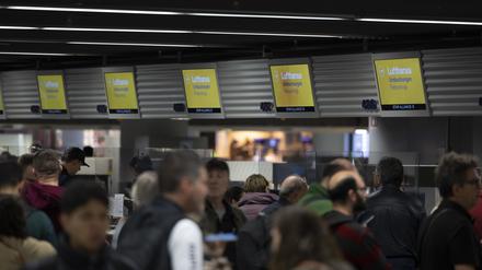 Lange Schlangen an den Schaltern gab es bei der Lufthansa zuletzt vor allem aufgrund von Streiks und technischen Problemen.