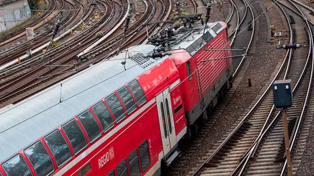 Eine Regionalbahn der Deutschen Bahn fährt aus einem Bahnhof aus. 