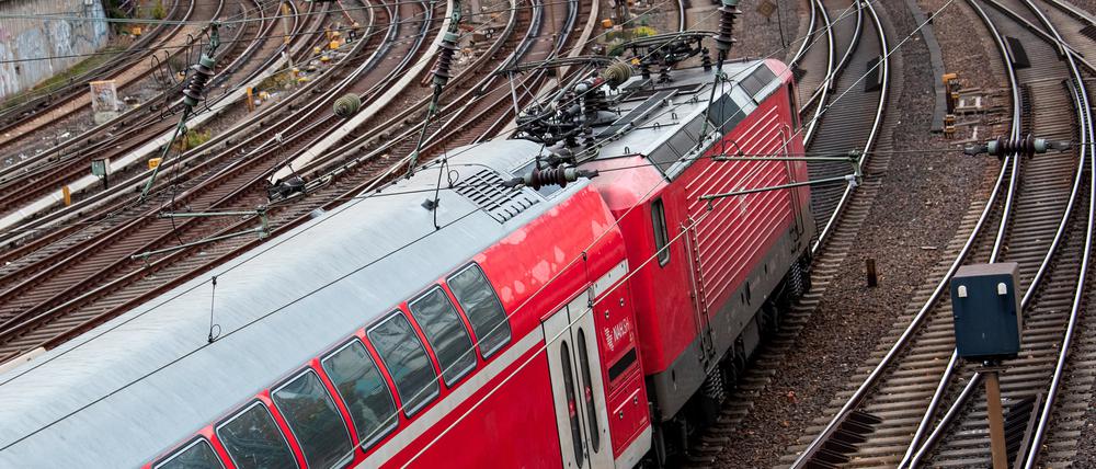 Eine Regionalbahn der Deutschen Bahn fährt aus einem Bahnhof aus.