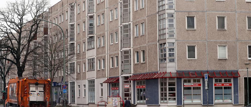 In Wohnhäusern wie hier in der Zeppelinstraße 7 bis 10 sind neben alteingesessenen Mieten auch Flüchtlinge untergebracht. Hier haben allerdings auch einige Anwohner mit Schimmel zu kämpfen.