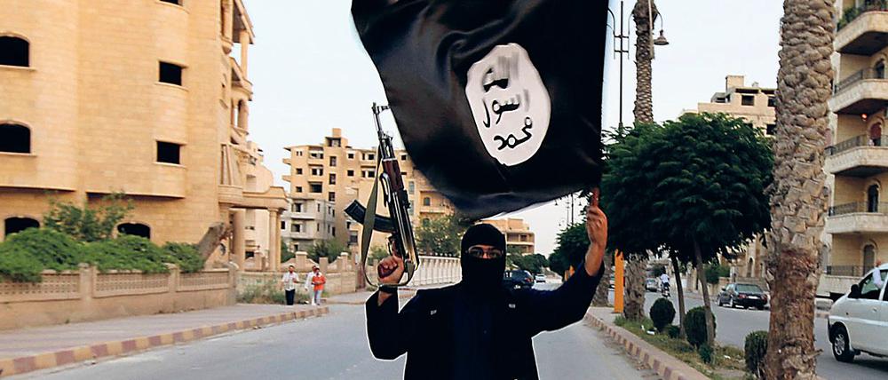 Ein Mitglied des Islamischen Staats 2014 in Syrien (Archivfoto)