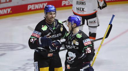 Alexandre Grenier (l.) und Manuel Wiederer feiern das 2:1.