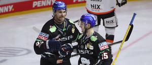 Alexandre Grenier (l.) und Manuel Wiederer feiern das 2:1.