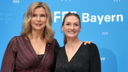 17.02.2023, Berlin: Schauspielerin Veronica Ferres (l) kommt zum FFF Bayern Empfang 2023 in die Bayerische Vetretung und wird von Judith Gerlach (r, CSU), Bayerische Staatsministerin für Digitales, begrüßt. Foto: Sören Stache/dpa +++ dpa-Bildfunk +++