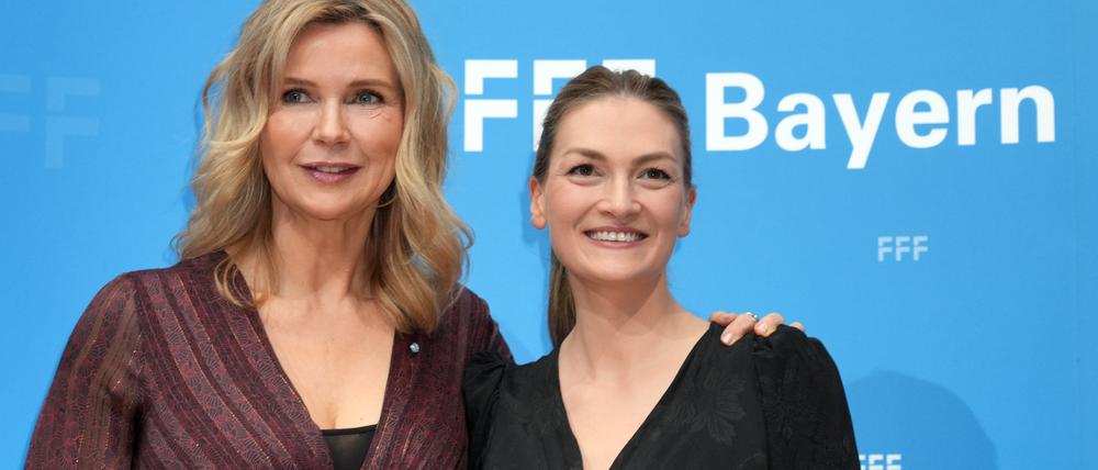 17.02.2023, Berlin: Schauspielerin Veronica Ferres (l) kommt zum FFF Bayern Empfang 2023 in die Bayerische Vetretung und wird von Judith Gerlach (r, CSU), Bayerische Staatsministerin für Digitales, begrüßt. Foto: Sören Stache/dpa +++ dpa-Bildfunk +++