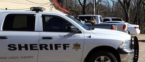 Ein Fahrzeug des Sheriffs von Tate County steht nach einer Schießerei in Arkabutla vor einer Tankstelle.
