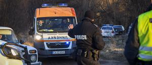 Der Polizei zufolge transportierte der Lastwagen 52 Flüchtlinge, die sich unter Holzstapeln versteckten.