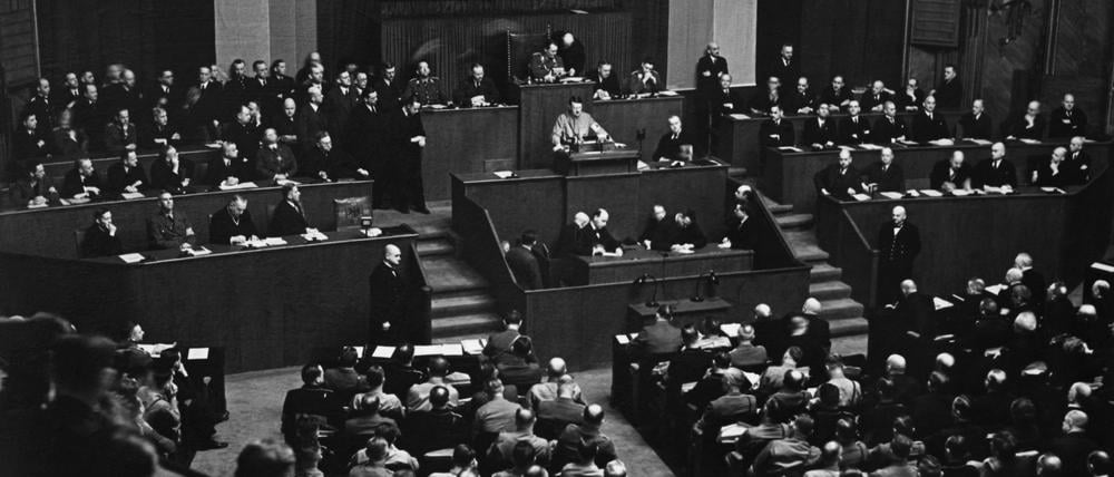 8-1933-3-23-A1-4 (986852) Ermächtigungsgesetz/Rede Hitlers/1933... Zweite Sitzung des neuen Reichstages, 23. März 1933 / Abstimmung über das 'Gesetz zur Behebung der Not von Volk und Reich' (sog. Ermächtigungsgesetz). - Hitler während seiner Regierungs- erklärung zum 'Ermächtigungsgesetz'; re. Galle,auf dem Präs.stuhl: Göring, 1. Reihe d.Regierungsbank v.re.: von Papen, Neurath,Frick,Schwerin-Krosigk. - Foto.
ermächtigungsgesetz