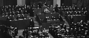 Hitler gibt am 23. März 1933 im Reichstag eine Erklärung zum Ermächtigungsgesetz ab.