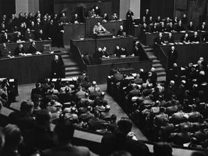 8-1933-3-23-A1-4 (986852) Ermächtigungsgesetz/Rede Hitlers/1933... Zweite Sitzung des neuen Reichstages, 23. März 1933 / Abstimmung über das 'Gesetz zur Behebung der Not von Volk und Reich' (sog. Ermächtigungsgesetz). - Hitler während seiner Regierungs- erklärung zum 'Ermächtigungsgesetz'; re. Galle,auf dem Präs.stuhl: Göring, 1. Reihe d.Regierungsbank v.re.: von Papen, Neurath,Frick,Schwerin-Krosigk. - Foto.
ermächtigungsgesetz