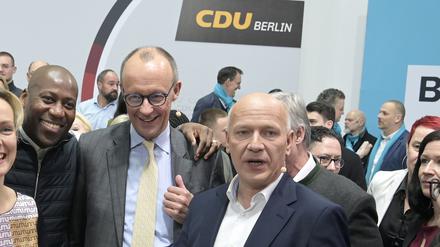 CDU-Vorsitzender Friedrich Merz (zweiter von rechts) steht Arm in Arm mit Joe Chialo in der Parteizentrale der CDU. Die Verbindung zu Kai Wegner ist weniger eng.