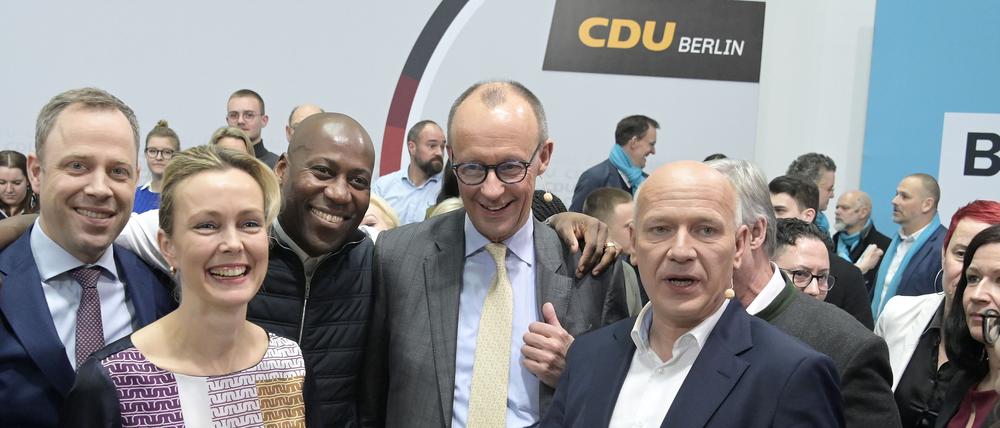 CDU-Vorsitzender Friedrich Merz (zweiter von rechts) steht Arm in Arm mit Joe Chialo in der Parteizentrale der CDU. Die Verbindung zu Kai Wegner ist weniger eng.
