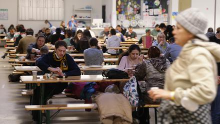 Flüchtlinge aus der Ukraine essen im Dezember 2022 in einem Gebäude des ehemaligen Flughafens Berlin-Tegel.