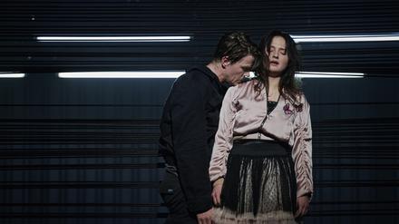 Die Decke hängt tief über Woyzeck (Hannes Schumacher) und Marie (Mascha Schneider).