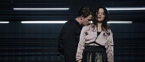 Die Decke hängt tief über Woyzeck (Hannes Schumacher) und Marie (Mascha Schneider).
