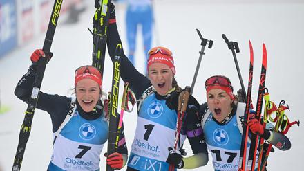 Die deutschen Frauen feiern ihren Auftritt als Team.