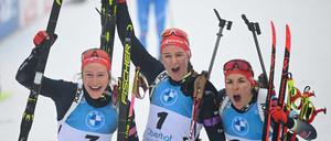 Die deutschen Frauen feiern ihren Auftritt als Team.