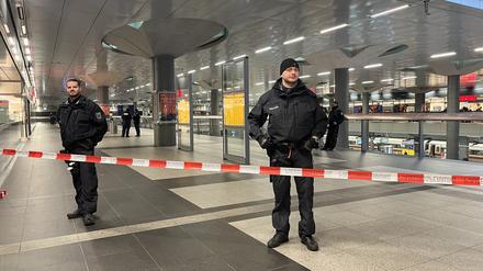 Polizisten sichern einen Teil des Hauptbahnhofes. Die Bundespolizei hat am Samstagnachmittag am Berliner Hauptbahnhof eine Ladendiebin festgenommen. Dabei machte einer der Beamten von seiner Schusswaffe Gebrauch.