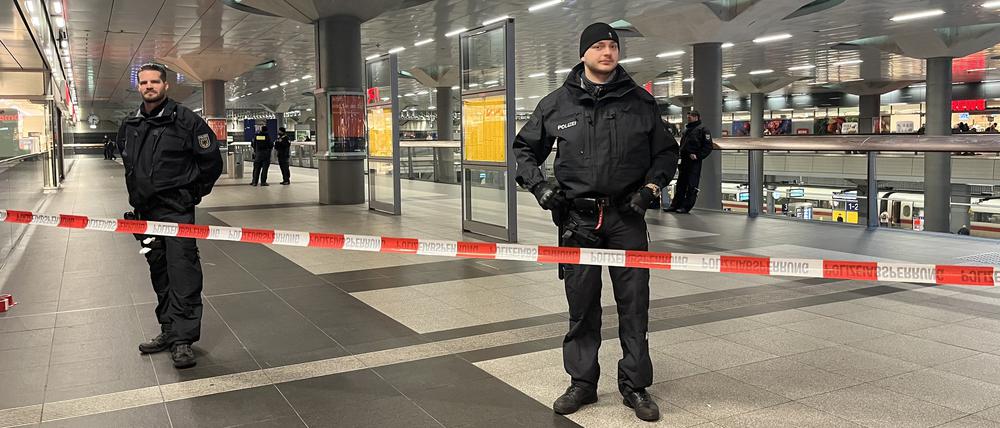 Polizisten sichern einen Teil des Hauptbahnhofes. Die Bundespolizei hat am Samstagnachmittag am Berliner Hauptbahnhof eine Ladendiebin festgenommen. Dabei machte einer der Beamten von seiner Schusswaffe Gebrauch.
