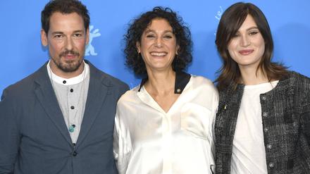 Felix Kramer, Emily Atef und Marlene Burow beim Photocall zum Kinofilm Irgendwann werden wir uns alles erzÃ¤hlen auf der Berlinale 2023 / 73. Internationale Filmfestspiele Berlin im Hotel Grand Hyatt. Berlin, 17.02.2023 *** Felix Kramer, Emily Atef and Marlene Burow at the photocall for the feature film Someday Well Tell Each Other Everything at the Berlinale 2023 73 Berlin International Film Festival at the Hotel Grand Hyatt Berlin, 17 02 2023 Foto:xC.xNiehausx/xFuturexImage