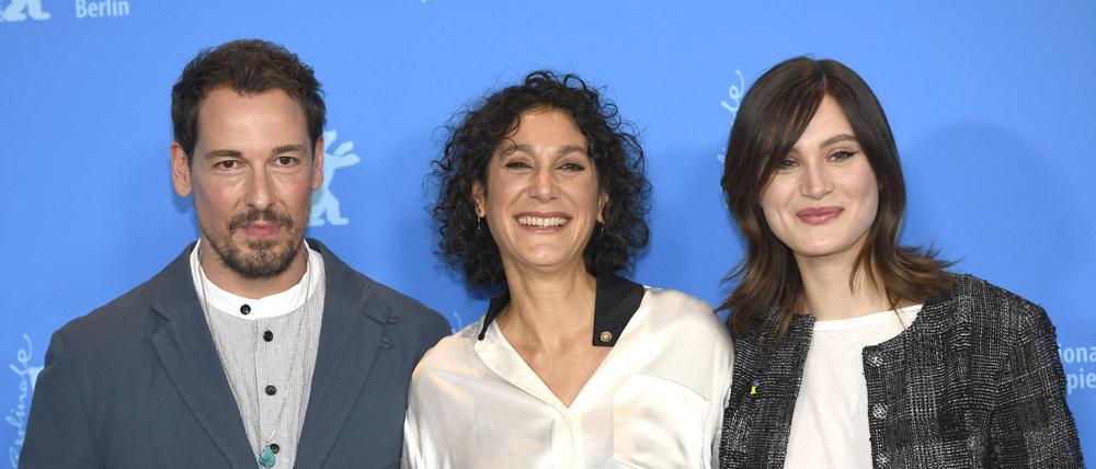 Felix Kramer, Emily Atef und Marlene Burow beim Photocall zum Kinofilm Irgendwann werden wir uns alles erzählen auf der Berlinale 2023 / 73. Internationale Filmfestspiele Berlin im Hotel Grand Hyatt. Berlin, 17.02.2023 *** Felix Kramer, Emily Atef and Marlene Burow at the photocall for the feature film Someday Well Tell Each Other Everything at the Berlinale 2023 73 Berlin International Film Festival at the Hotel Grand Hyatt Berlin, 17 02 2023 Foto:xC.xNiehausx/xFuturexImage
