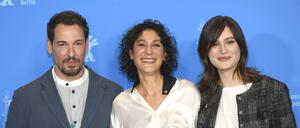 Felix Kramer, Emily Atef und Marlene Burow beim Photocall zum Kinofilm Irgendwann werden wir uns alles erzÃ¤hlen auf der Berlinale 2023 / 73. Internationale Filmfestspiele Berlin im Hotel Grand Hyatt. Berlin, 17.02.2023 *** Felix Kramer, Emily Atef and Marlene Burow at the photocall for the feature film Someday Well Tell Each Other Everything at the Berlinale 2023 73 Berlin International Film Festival at the Hotel Grand Hyatt Berlin, 17 02 2023 Foto:xC.xNiehausx/xFuturexImage