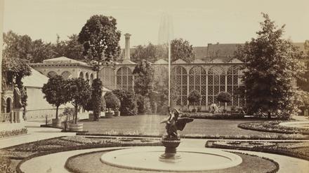 Villa Borsig in Moabit, Blick aus der Bogenhalle. Foto um 1867, F.A. Schwartz. Berlinische Galerie