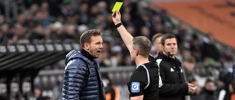 Bayern-Trainer Julian Nagelsmann sah schon während des Spiels die Gelbe Karte nach Kritik am Schiedsrichter.
