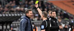 Bayern-Trainer Julian Nagelsmann sah schon während des Spiels die Gelbe Karte nach Kritik am Schiedsrichter.