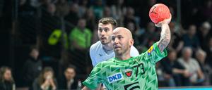 Robert Weber verwandelt einen Siebenmeter.